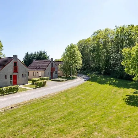 Nyaraló Beautiful On Park On Swimming Water