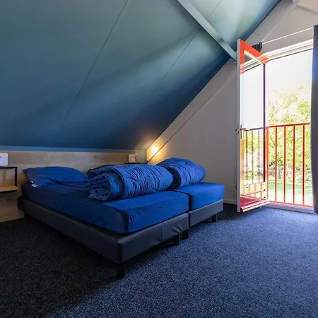 Nyaraló Beautiful On Park On Swimming Water