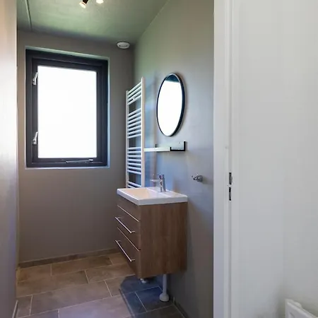 Nyaraló Beautiful On Park On Swimming Water *