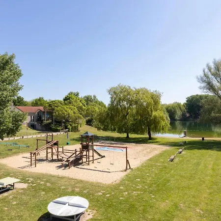 Vakantiehuis Beautiful On Park On Swimming Water