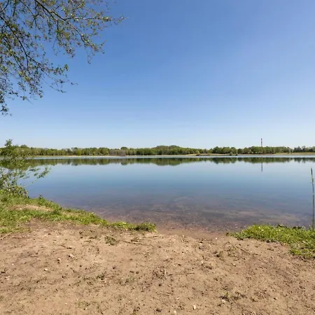 Beautiful On Park On Swimming Water Vakantiehuis *