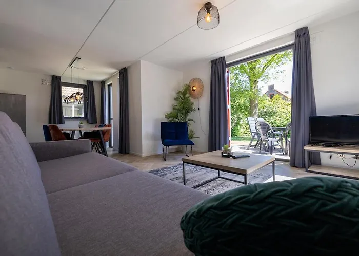 Beautiful On Park On Swimming Water 度假居