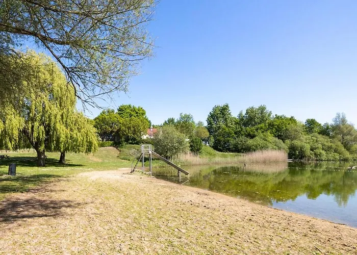 Beautiful On Park On Swimming Water 度假居 Ewijk